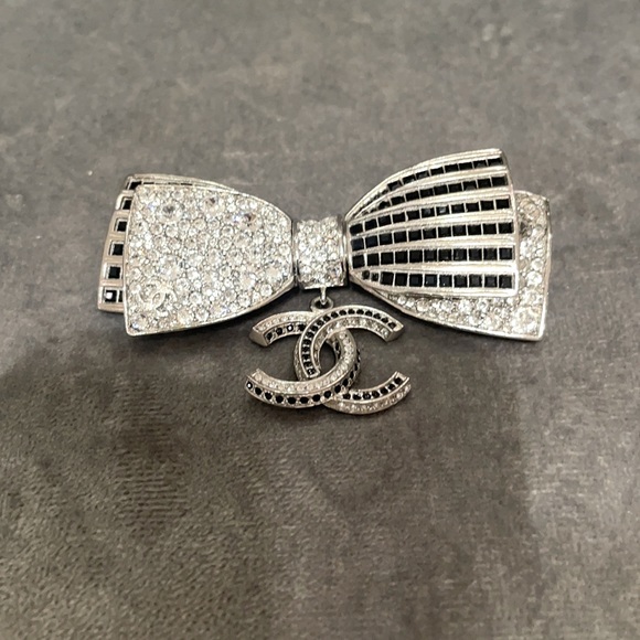 Chanel brooch - Picture 1 of 3
